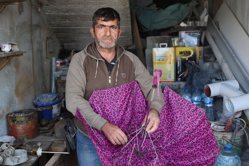 35 yıldır kalaycı, şimdi enkaz çarşıda çekiç sallıyor - Resim: 1