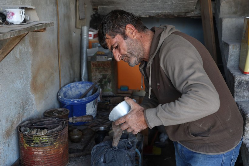 35 yıldır kalaycı, şimdi enkaz çarşıda çekiç sallıyor - Resim: 3