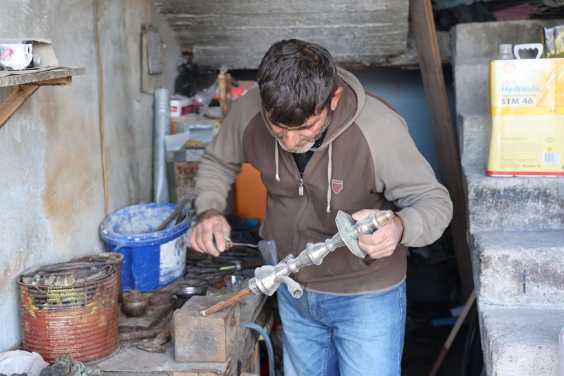 35 yıldır kalaycı, şimdi enkaz çarşıda çekiç sallıyor - Resim: 2