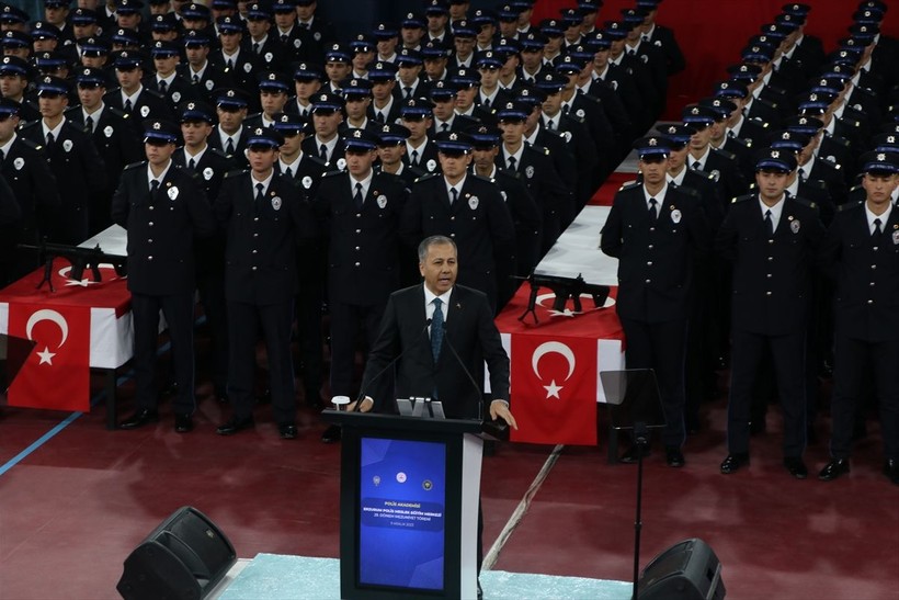 İçişleri Bakanı Ali Yerlikaya 12 bin 76 polisin mezuniyet törenine katıldı! "Herkesin polisi kendi vicdanıdır fakat polis, vicdanı olmayanların karşısındadır" - Resim: 1