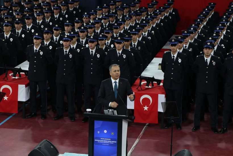 İçişleri Bakanı Ali Yerlikaya 12 bin 76 polisin mezuniyet törenine katıldı! "Herkesin polisi kendi vicdanıdır fakat polis, vicdanı olmayanların karşısındadır" - Resim: 2