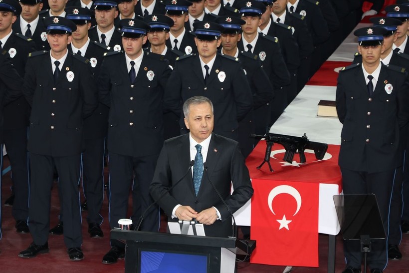 İçişleri Bakanı Ali Yerlikaya 12 bin 76 polisin mezuniyet törenine katıldı! "Herkesin polisi kendi vicdanıdır fakat polis, vicdanı olmayanların karşısındadır" - Resim: 3
