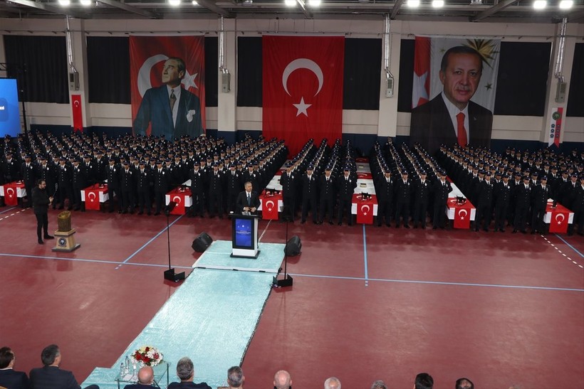 İçişleri Bakanı Ali Yerlikaya 12 bin 76 polisin mezuniyet törenine katıldı! "Herkesin polisi kendi vicdanıdır fakat polis, vicdanı olmayanların karşısındadır" - Resim: 4