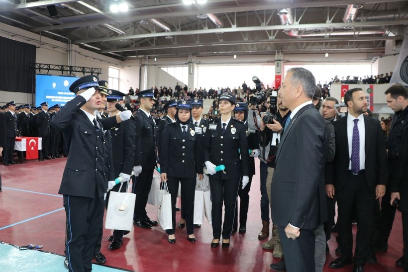 İçişleri Bakanı Ali Yerlikaya 12 bin 76 polisin mezuniyet törenine katıldı! "Herkesin polisi kendi vicdanıdır fakat polis, vicdanı olmayanların karşısındadır" - Resim: 5