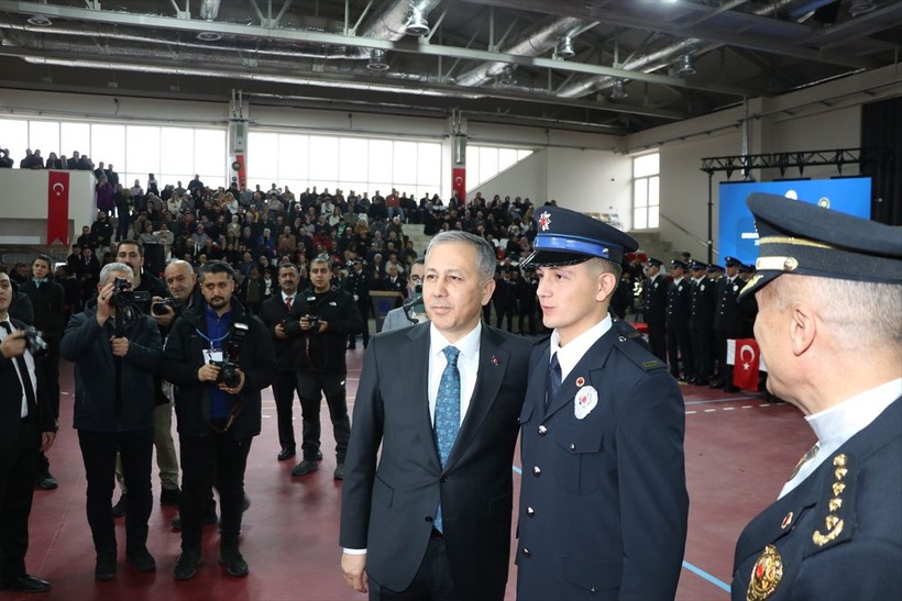 İçişleri Bakanı Ali Yerlikaya 12 bin 76 polisin mezuniyet törenine katıldı! "Herkesin polisi kendi vicdanıdır fakat polis, vicdanı olmayanların karşısındadır" - Resim: 6