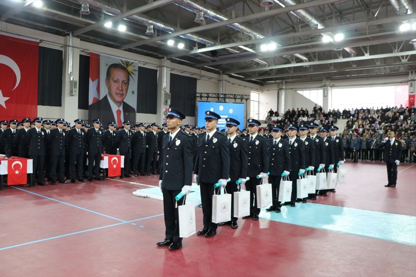 İçişleri Bakanı Ali Yerlikaya 12 bin 76 polisin mezuniyet törenine katıldı! "Herkesin polisi kendi vicdanıdır fakat polis, vicdanı olmayanların karşısındadır" - Resim: 7