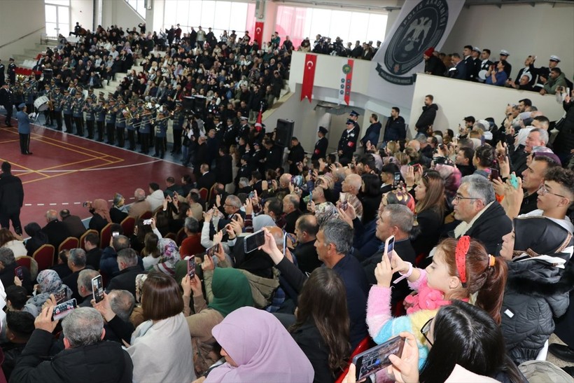 İçişleri Bakanı Ali Yerlikaya 12 bin 76 polisin mezuniyet törenine katıldı! "Herkesin polisi kendi vicdanıdır fakat polis, vicdanı olmayanların karşısındadır" - Resim: 8
