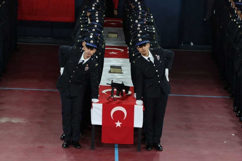 İçişleri Bakanı Ali Yerlikaya 12 bin 76 polisin mezuniyet törenine katıldı! "Herkesin polisi kendi vicdanıdır fakat polis, vicdanı olmayanların karşısındadır" - Resim: 9