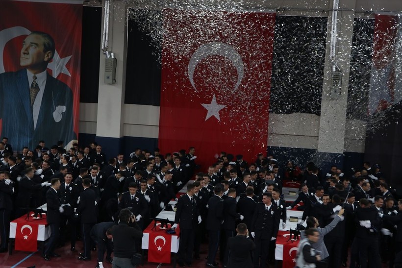 İçişleri Bakanı Ali Yerlikaya 12 bin 76 polisin mezuniyet törenine katıldı! "Herkesin polisi kendi vicdanıdır fakat polis, vicdanı olmayanların karşısındadır" - Resim: 10