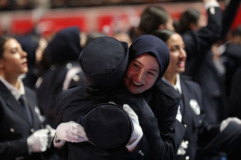 İçişleri Bakanı Ali Yerlikaya 12 bin 76 polisin mezuniyet törenine katıldı! "Herkesin polisi kendi vicdanıdır fakat polis, vicdanı olmayanların karşısındadır" - Resim: 15