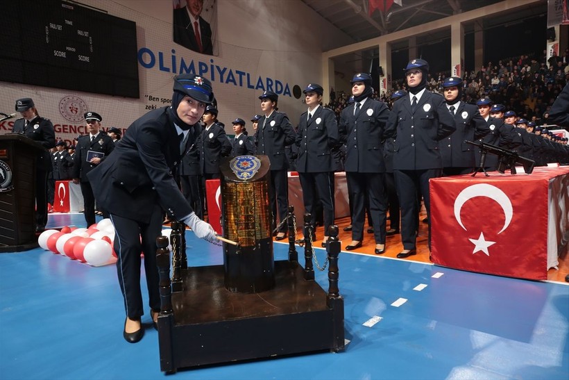 İçişleri Bakanı Ali Yerlikaya 12 bin 76 polisin mezuniyet törenine katıldı! "Herkesin polisi kendi vicdanıdır fakat polis, vicdanı olmayanların karşısındadır" - Resim: 18