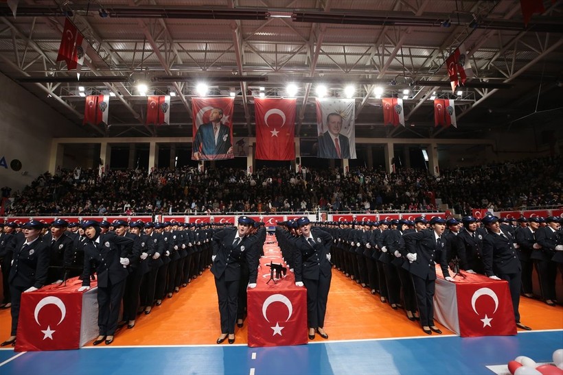 İçişleri Bakanı Ali Yerlikaya 12 bin 76 polisin mezuniyet törenine katıldı! "Herkesin polisi kendi vicdanıdır fakat polis, vicdanı olmayanların karşısındadır" - Resim: 20