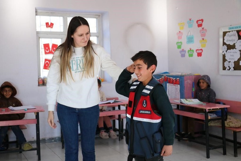 Muş’ta Mehmetçik 210 öğrenciye mont ve bot dağıttı - Resim: 6