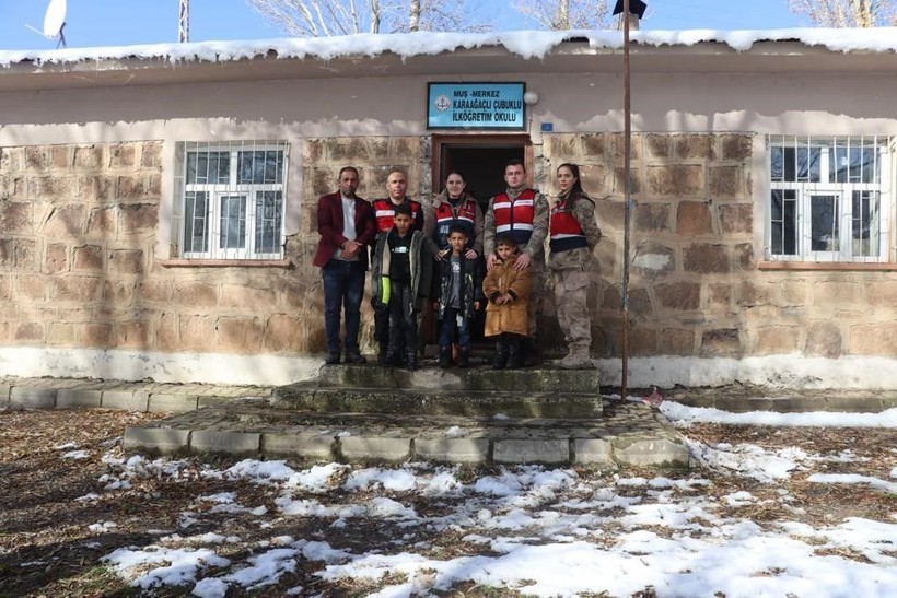 Muş’ta Mehmetçik 210 öğrenciye mont ve bot dağıttı - Resim: 2
