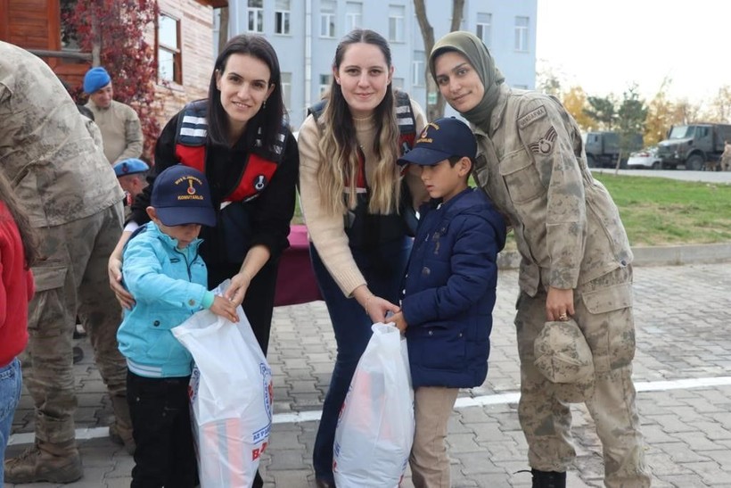 Muş’ta Mehmetçik 210 öğrenciye mont ve bot dağıttı - Resim: 1