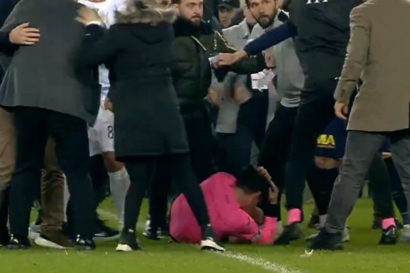 Ankaragücü Başkanı Faruk Koca hakem Halil Umut Meler'e sahanın içinde yumruk attı! İşte o görüntüler - Resim: 14