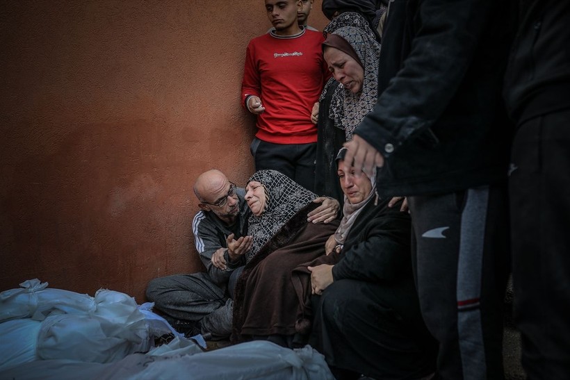 İsrail'in saldırılarından kaçan ve Şifa Hastanesi'ne sığınan siviller zor şartlar altında hayatta kalmaya çalışıyor - Resim: 6