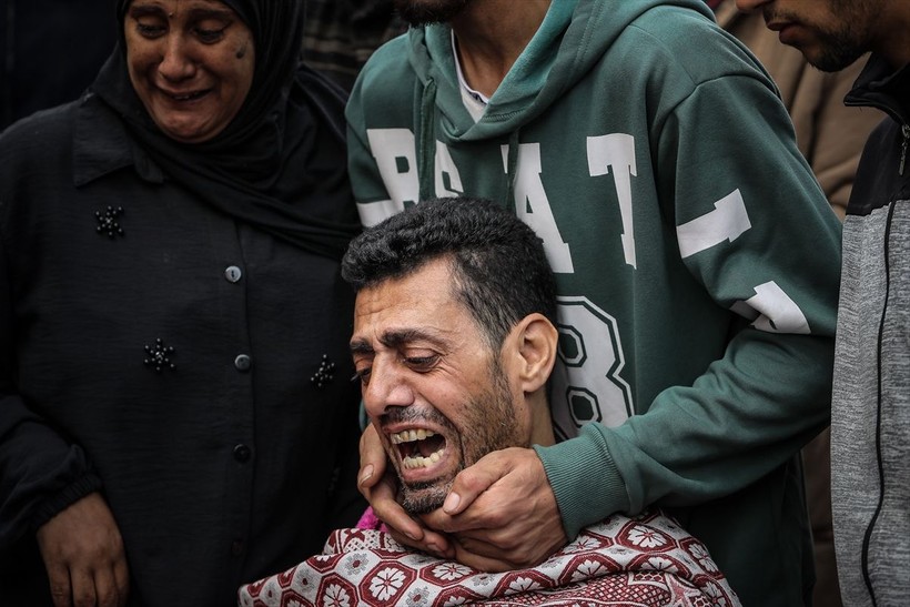 İsrail'in saldırılarından kaçan ve Şifa Hastanesi'ne sığınan siviller zor şartlar altında hayatta kalmaya çalışıyor - Resim: 7