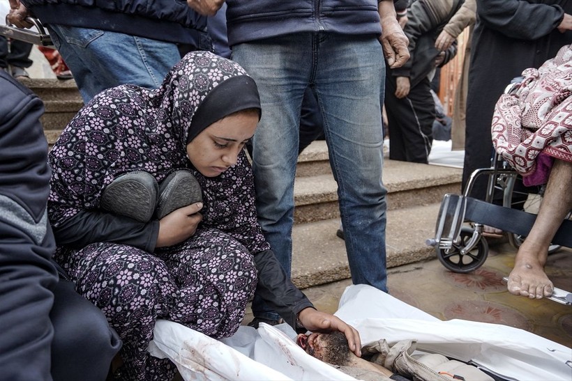 İsrail'in saldırılarından kaçan ve Şifa Hastanesi'ne sığınan siviller zor şartlar altında hayatta kalmaya çalışıyor - Resim: 9