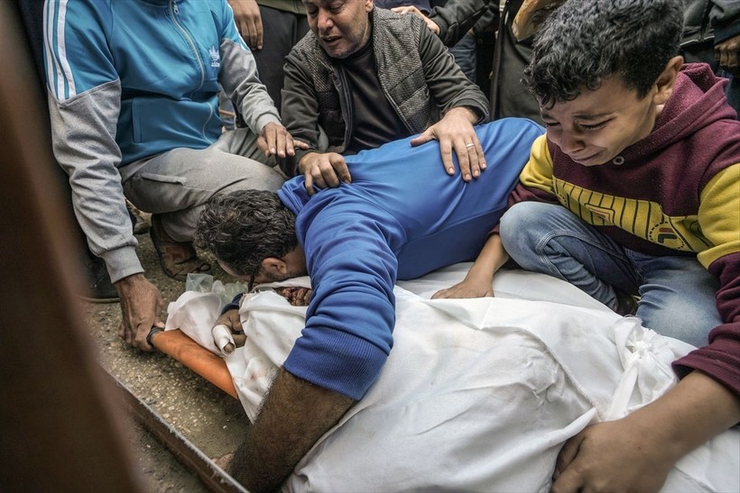 İsrail'in saldırılarından kaçan ve Şifa Hastanesi'ne sığınan siviller zor şartlar altında hayatta kalmaya çalışıyor - Resim: 11