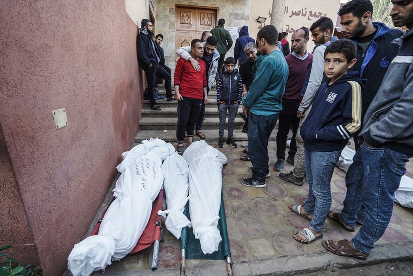 İsrail'in saldırılarından kaçan ve Şifa Hastanesi'ne sığınan siviller zor şartlar altında hayatta kalmaya çalışıyor - Resim: 13