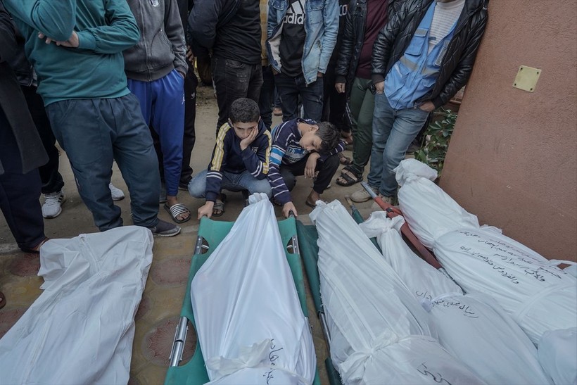 İsrail'in saldırılarından kaçan ve Şifa Hastanesi'ne sığınan siviller zor şartlar altında hayatta kalmaya çalışıyor - Resim: 15