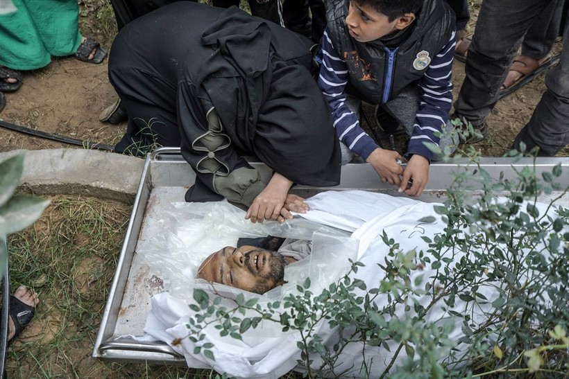 İsrail'in saldırılarından kaçan ve Şifa Hastanesi'ne sığınan siviller zor şartlar altında hayatta kalmaya çalışıyor - Resim: 17