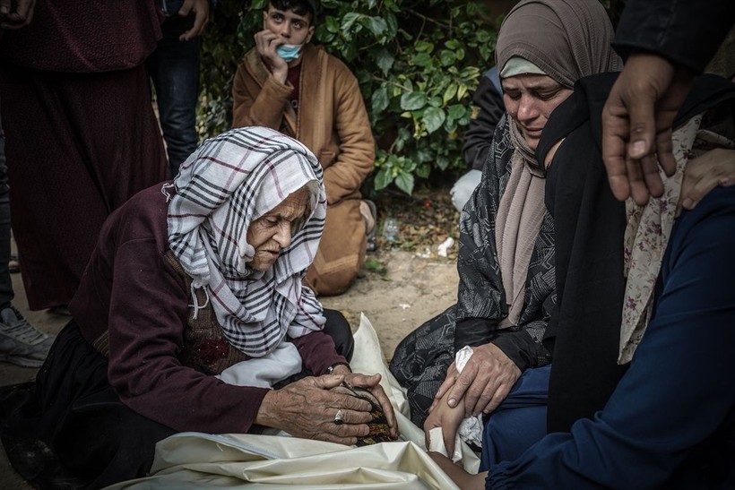 İsrail'in saldırılarından kaçan ve Şifa Hastanesi'ne sığınan siviller zor şartlar altında hayatta kalmaya çalışıyor - Resim: 18