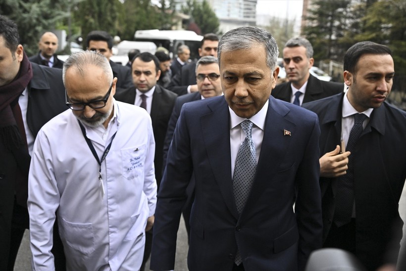 Son Dakika: Cumhurbaşkanı Erdoğan saldırıya uğrayan hakem Halil Umut Meler'i aradı! İçişleri Bakanı Ali Yerlikaya'dan ziyaret - Resim : 1