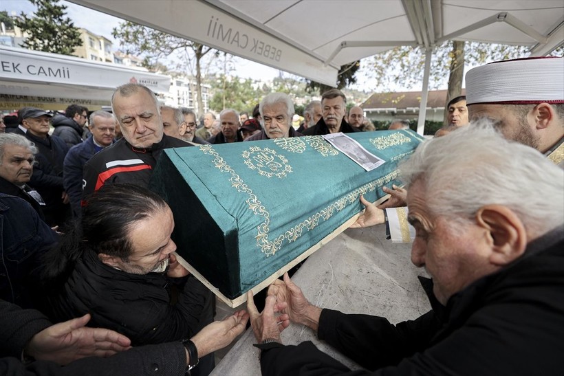Ünlü senarist ve yönetmen Ragıp Yılmaz Atadeniz son yolculuğuna uğurlandı - Resim: 4