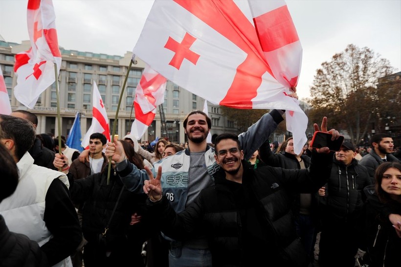 Tiflis'te Gürcistan'ın AB adaylık statüsü verilmesi kutlanıyor - Resim: 16
