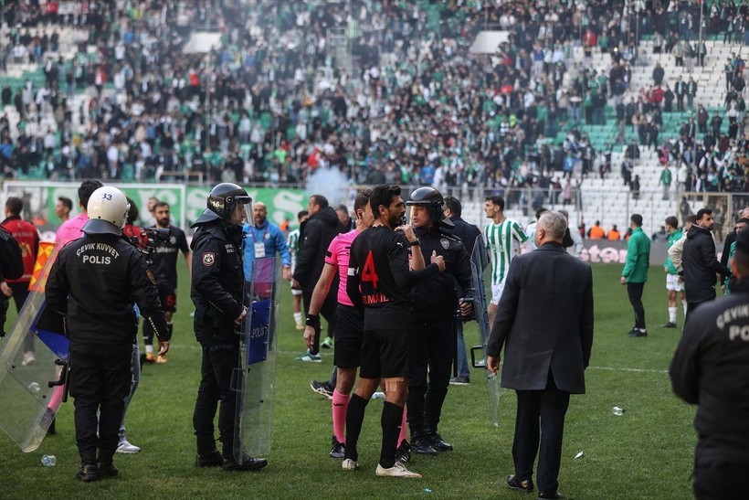 Bursaspor-Diyarbekirspor maçı sonrasında saha karıştı! Savaş alanında 5 kişi kırmızı kart gördü - Resim: 2
