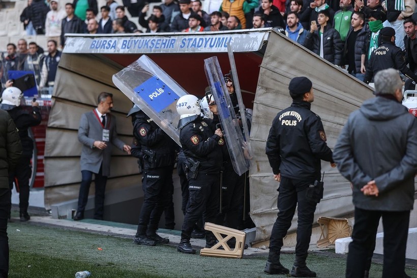 Bursaspor-Diyarbekirspor maçı sonrasında saha karıştı! Savaş alanında 5 kişi kırmızı kart gördü - Resim: 10