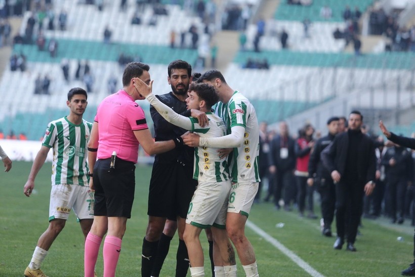 Bursaspor-Diyarbekirspor maçı sonrasında saha karıştı! Savaş alanında 5 kişi kırmızı kart gördü - Resim: 13