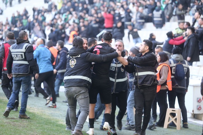 Bursaspor-Diyarbekirspor maçı sonrasında saha karıştı! Savaş alanında 5 kişi kırmızı kart gördü - Resim: 18