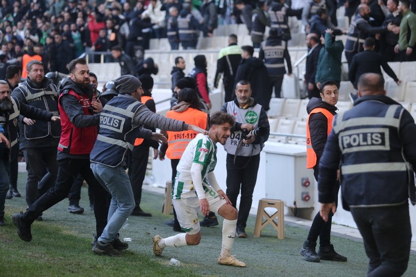 Bursaspor-Diyarbekirspor maçı sonrasında saha karıştı! Savaş alanında 5 kişi kırmızı kart gördü - Resim: 19