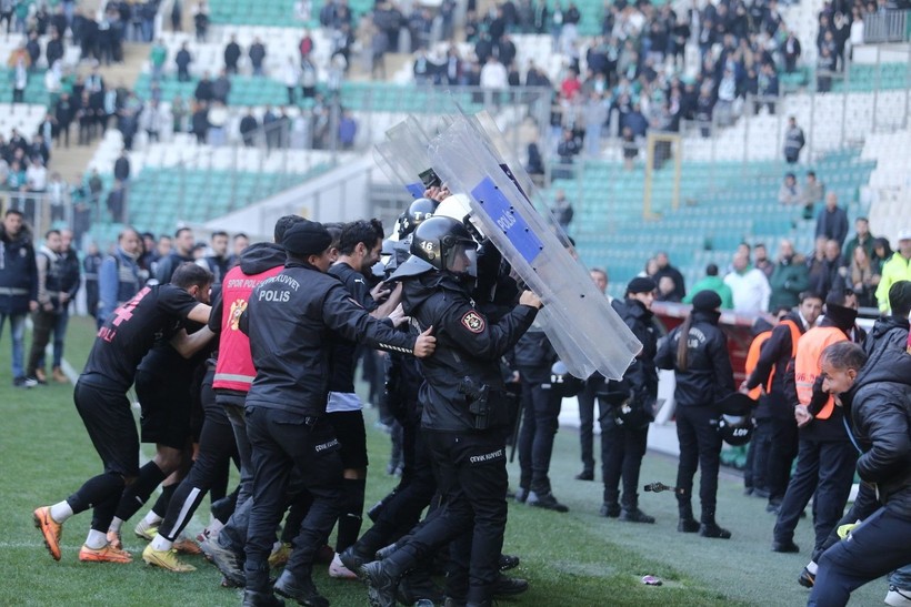 Bursaspor-Diyarbekirspor maçı sonrasında saha karıştı! Savaş alanında 5 kişi kırmızı kart gördü - Resim: 20