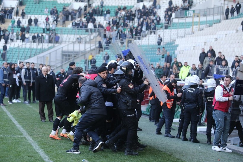 Bursaspor-Diyarbekirspor maçı sonrasında saha karıştı! Savaş alanında 5 kişi kırmızı kart gördü - Resim: 21