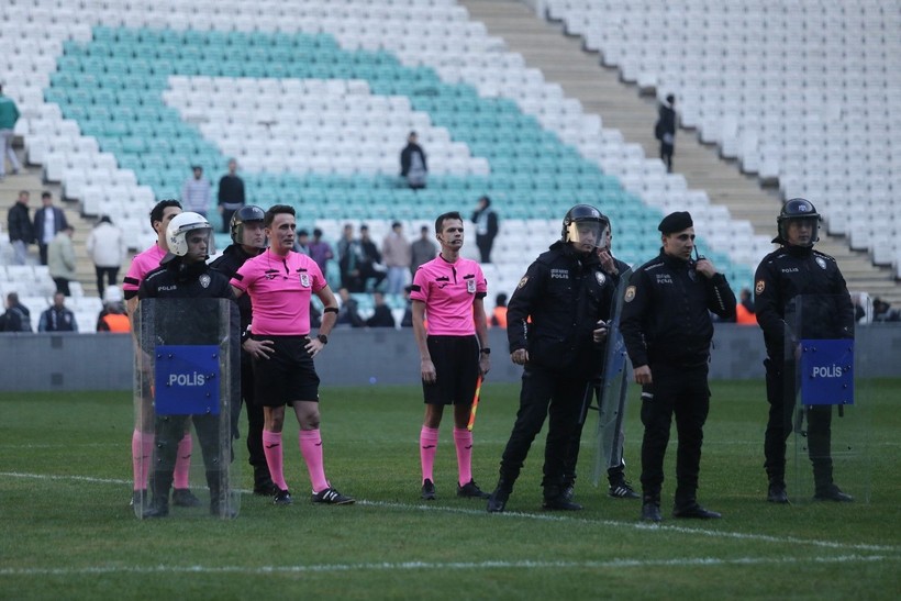 Bursaspor-Diyarbekirspor maçı sonrasında saha karıştı! Savaş alanında 5 kişi kırmızı kart gördü - Resim: 23