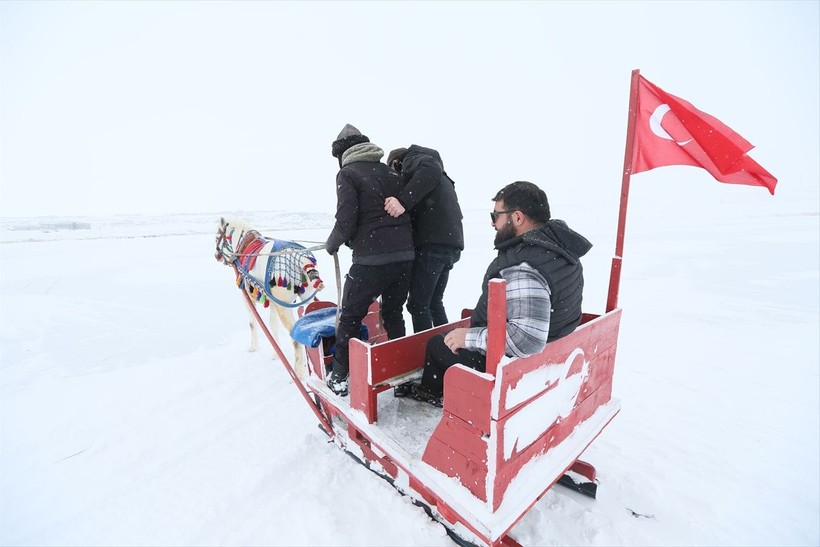 Çıldır Gölü'nün donan bölümünün üzerinde atlı kızaklar çıkmaya başladı - Resim: 4