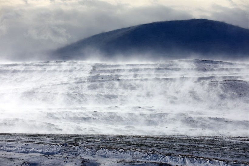 Iğdır'da masalsı manzara! Aras Dağları'nda fırtına ve tipi 'kar şelalesi' oluşturdu ❄️🌨️ - Resim: 1