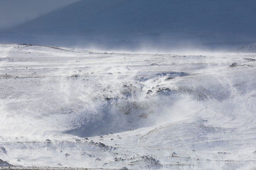 Iğdır'da masalsı manzara! Aras Dağları'nda fırtına ve tipi 'kar şelalesi' oluşturdu ❄️🌨️ - Resim: 2