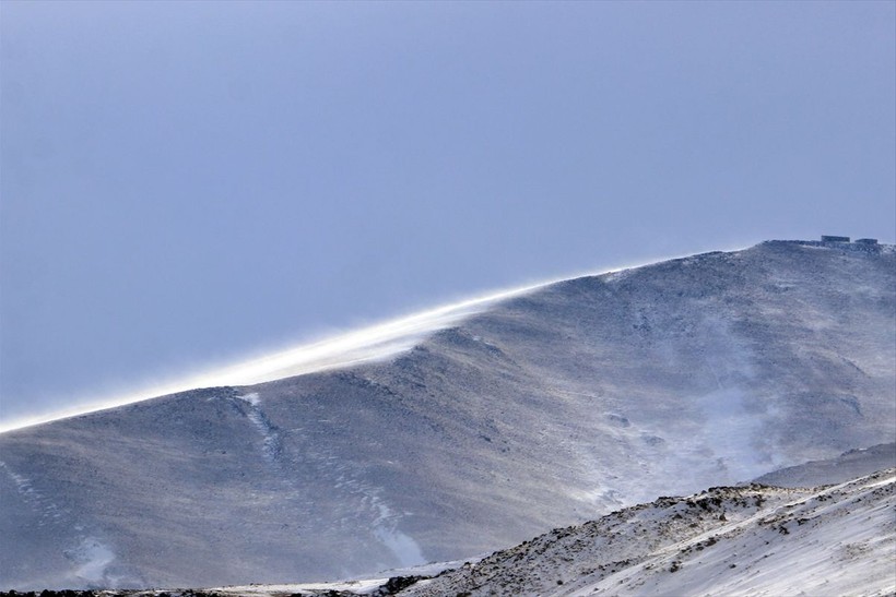 Iğdır'da masalsı manzara! Aras Dağları'nda fırtına ve tipi 'kar şelalesi' oluşturdu ❄️🌨️ - Resim: 3