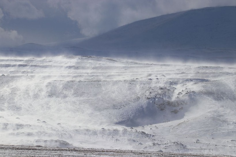 Iğdır'da masalsı manzara! Aras Dağları'nda fırtına ve tipi 'kar şelalesi' oluşturdu ❄️🌨️ - Resim: 4