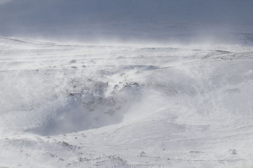 Iğdır'da masalsı manzara! Aras Dağları'nda fırtına ve tipi 'kar şelalesi' oluşturdu ❄️🌨️ - Resim: 10