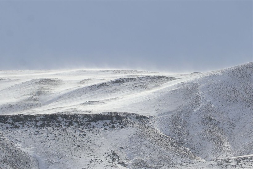 Iğdır'da masalsı manzara! Aras Dağları'nda fırtına ve tipi 'kar şelalesi' oluşturdu ❄️🌨️ - Resim: 11