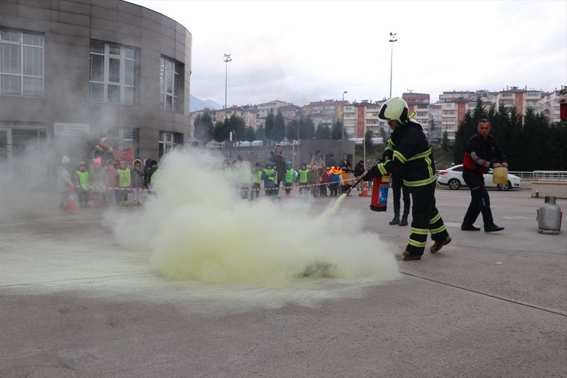 Karabük'te 16 katlı binada yangın ve kurtarma tatbikatı! Mahsur kalanlar için itfaiye ekipleri devreye girdi - Resim: 10