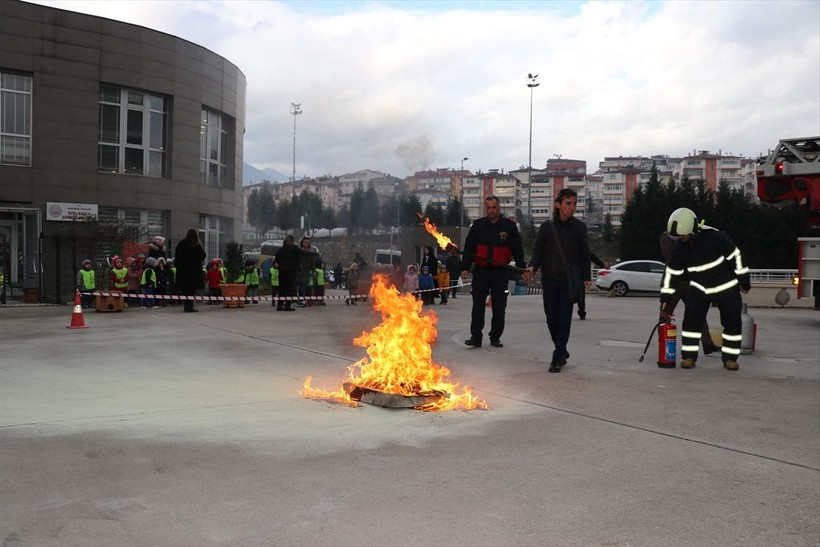Karabük'te 16 katlı binada yangın ve kurtarma tatbikatı! Mahsur kalanlar için itfaiye ekipleri devreye girdi - Resim: 11