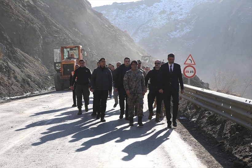 Gece saatlerinde Yüksekova'da heyelan! Yaralanan 3 kişi hastanelere kaldırıldı - Resim: 10