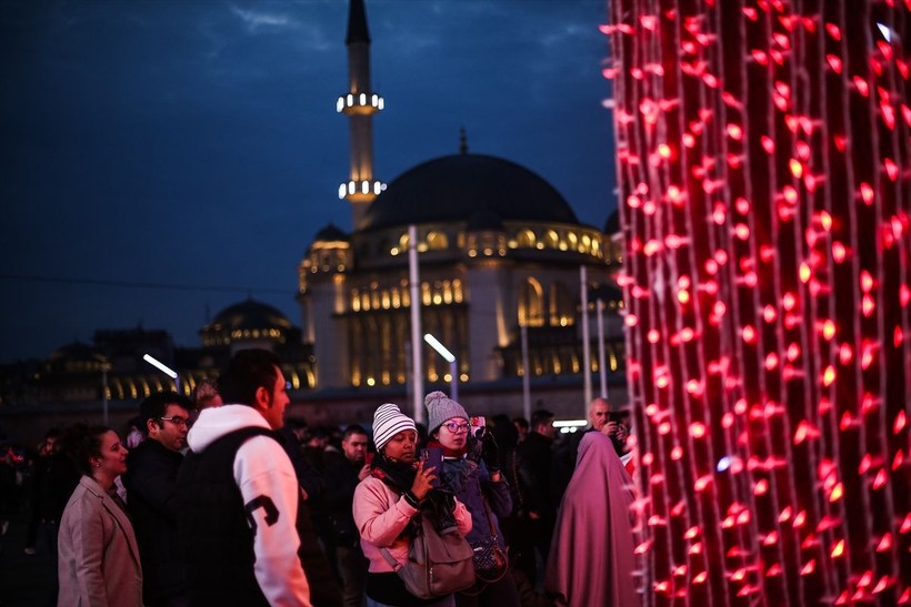 İstanbul yeni yıla ışıl ışıl girdi! Binlerce vatandaş cadde ve sokaklara akın etti - Resim: 3